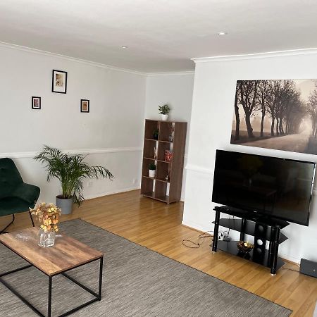 Lovely 2 Bedroom Apartment With Parking Space Лондон Экстерьер фото