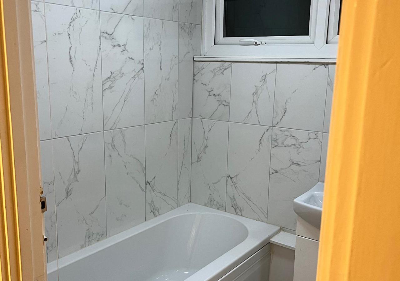 Lovely 2 Bedroom Apartment With Parking Space Лондон Экстерьер фото