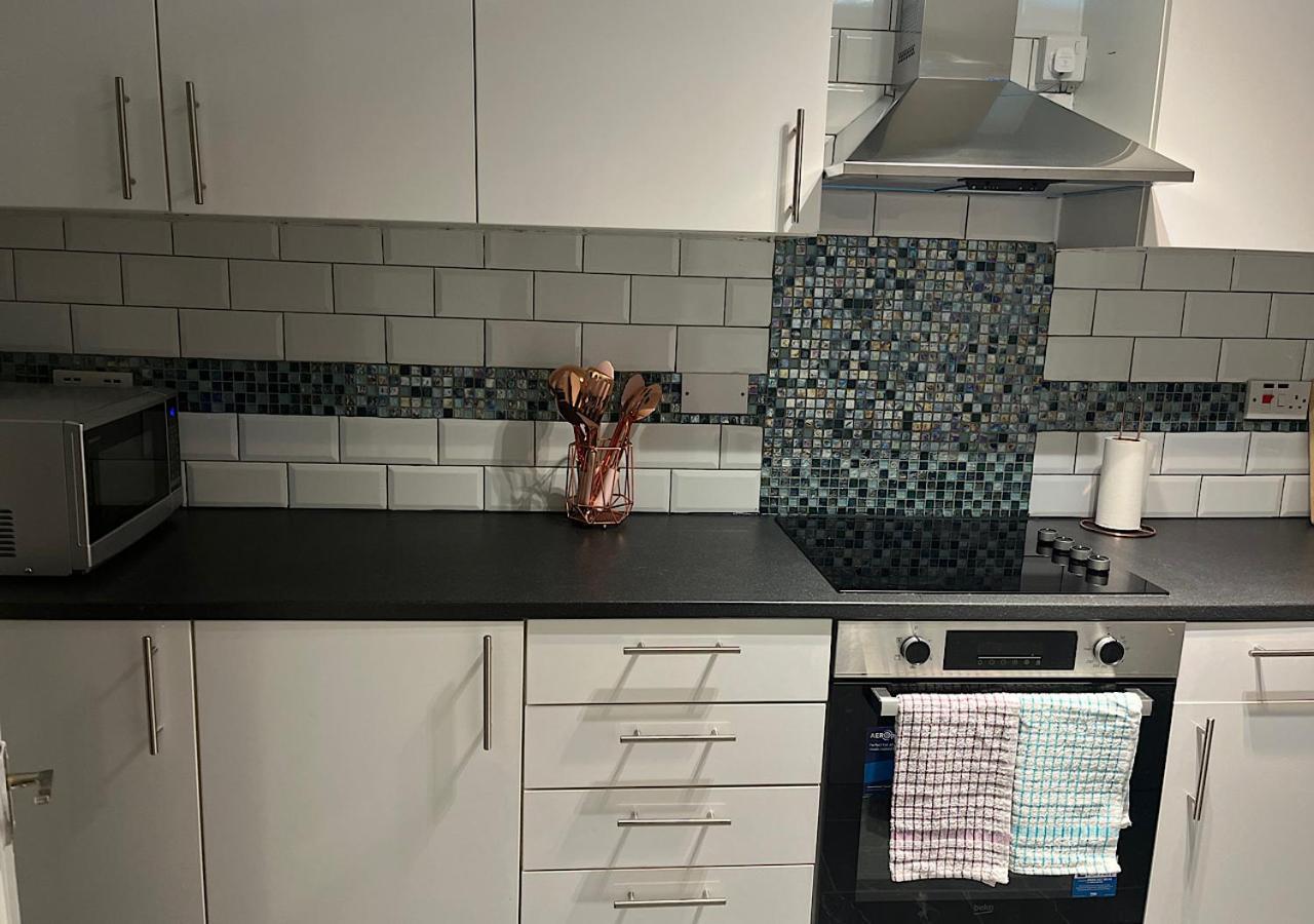 Lovely 2 Bedroom Apartment With Parking Space Лондон Экстерьер фото
